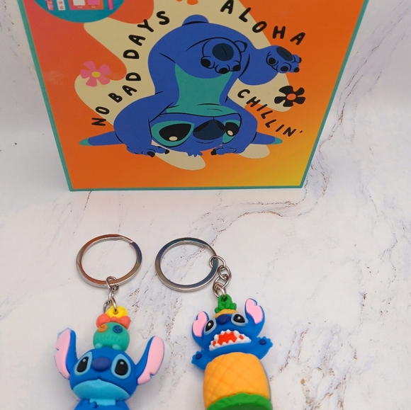 Stitch Makeup & 2 keychains NWT - Picture 7 of 11